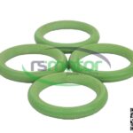 Cuatro juntas tóricas MWM RS-12523003 de color verde pálido, dispuestas en forma de cruz sobre un fondo blanco.