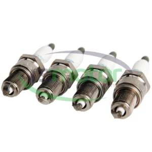 Cuatro bujías Denso GE3-5 Iridium Saver de color blanco y metal, dispuestas en fila sobre un fondo blanco.