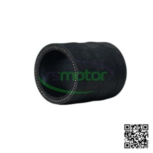 Conexión de Tubería MWM RS-12161871 sobre un fondo blanco con el logo de "RS Motor" y un código QR