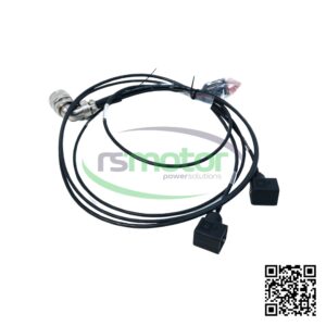 Cable MWM RS-12322406 con conectores en ángulo recto y terminales negros, sobre fondo blanco con logo y código QR.