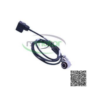 Cable MWM RS-12323490 con conector rectangular negro en un extremo y conector circular plateado en el otro.