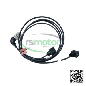 Cable MWM RS-12479512 negro enrollado con conectores plateados y negros, y una etiqueta roja.