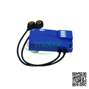 Sensor de detonación Jenbacher RS-629995 azul con dos conectores negros y cables sobre fondo blanco.