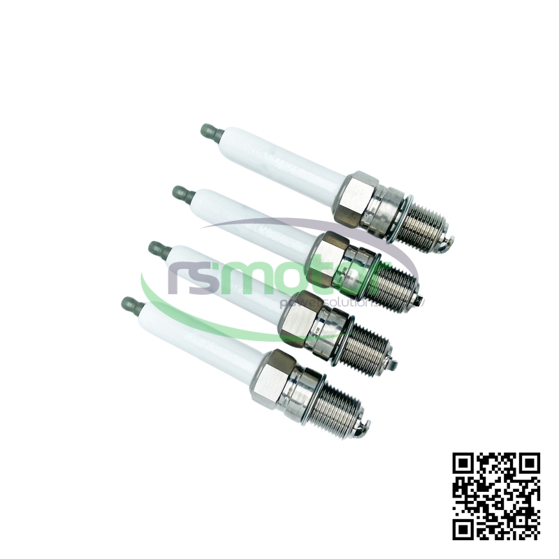 Cuatro bujías GL3-3 RS-00000062 de la marca Denso, con punta de iridio, sobre un fondo blanco.