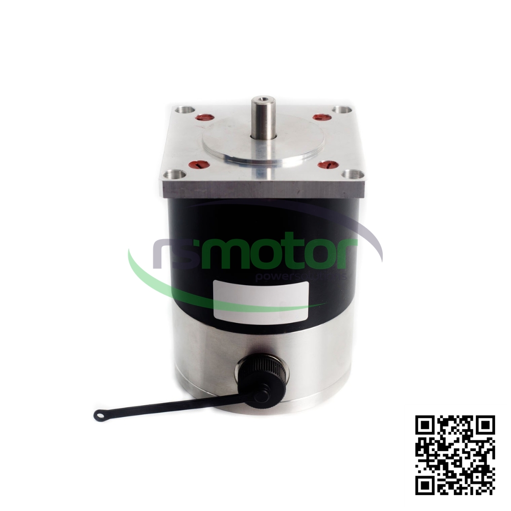 Motor eléctrico MWM RS-12141851 con cuerpo cilíndrico plateado y negro, etiqueta de identificación y cable negro.