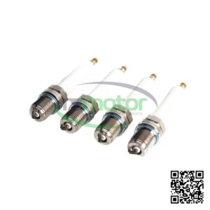 Cuatro bujías MWM RS-12420480 de la marca Federal-Mogul con roscas metálicas y aisladores blancos.