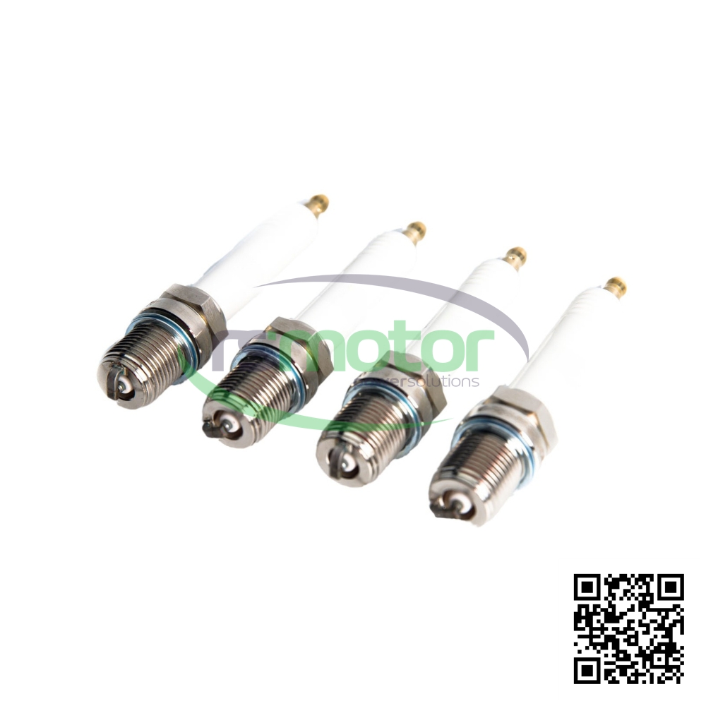 Cuatro bujías MWM RS-12420480 de la marca Federal-Mogul con roscas metálicas y aisladores blancos.