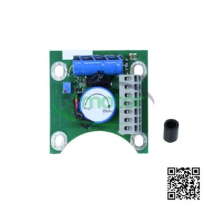 Placa de circuito verde con componentes electrónicos y un conector gris, junto a un pequeño cilindro negro y un código QR.