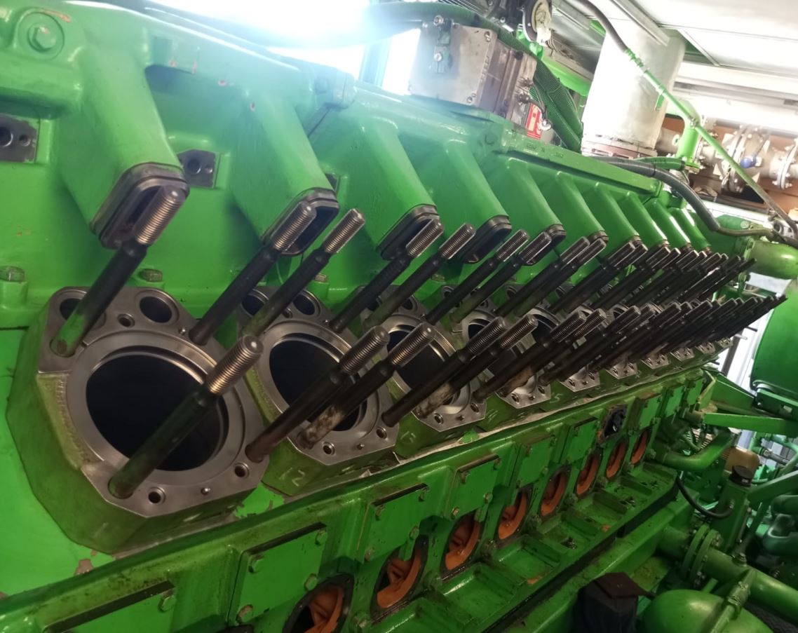 Bloque de motor Jenbacher con culatas desmontadas y camisas a la vista en major overhaul