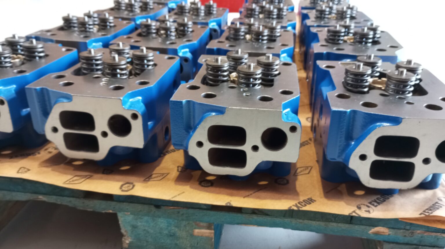 Detalle de los conductos de admisión y escape de culatas MWM TCG 2016 reacondicionadas