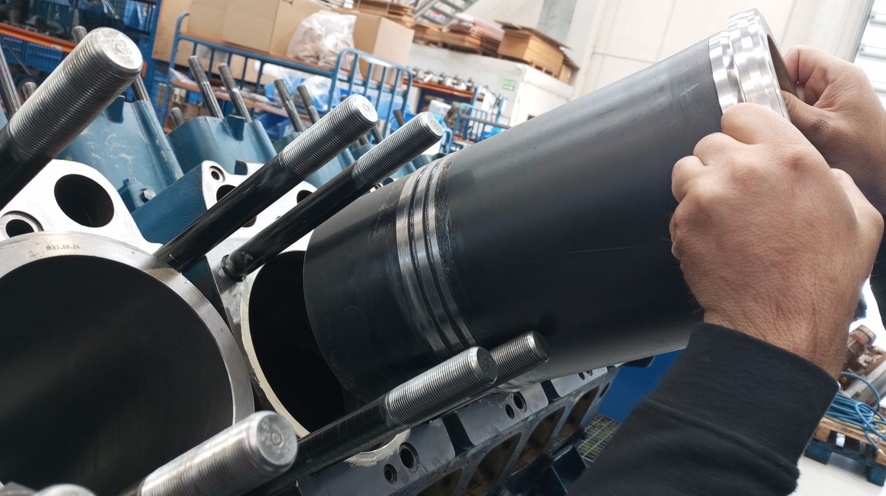 Installing cylinder liners in MWM TBG 620 V16 at RS Motor