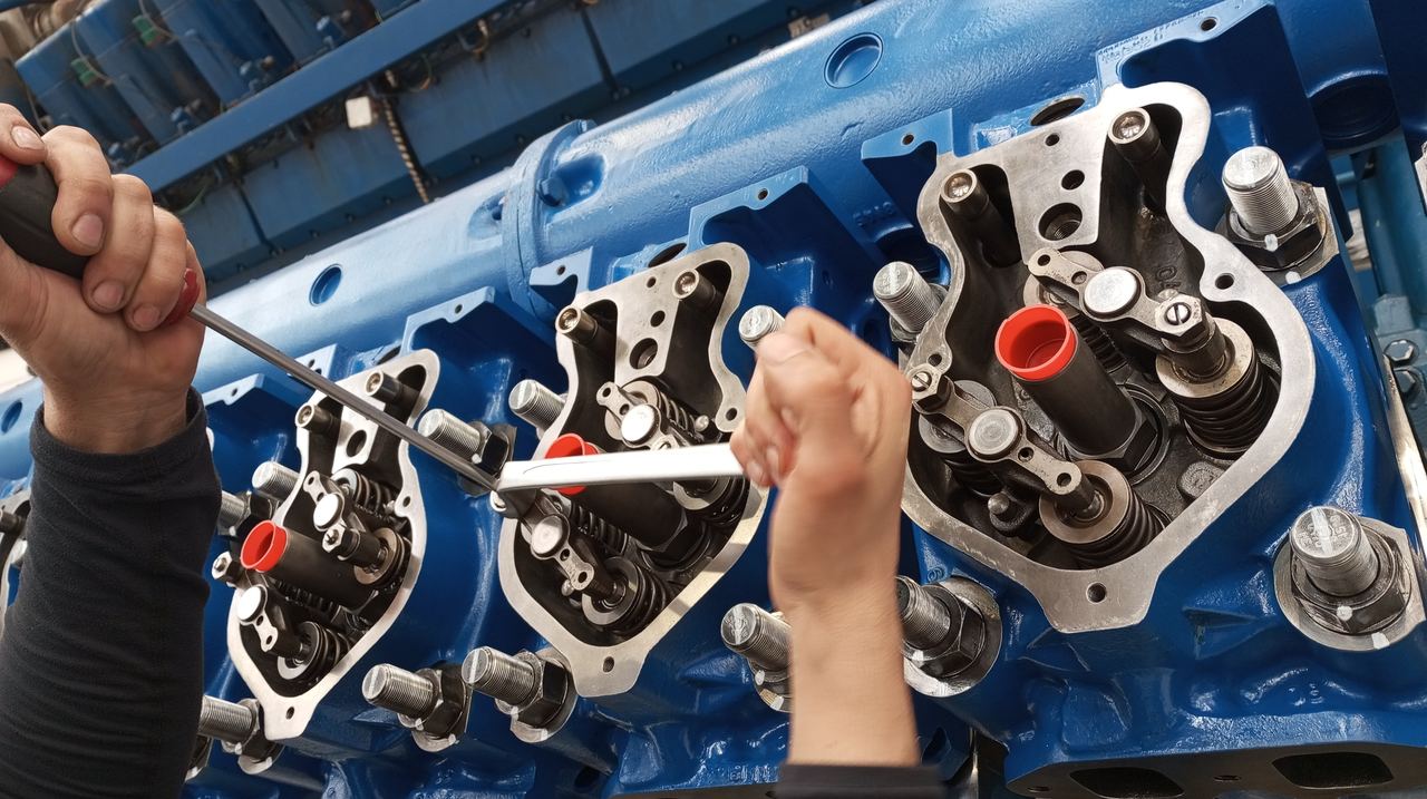 Mounting cylinder heads on MWM TBG 620 V16 block at RS Motor