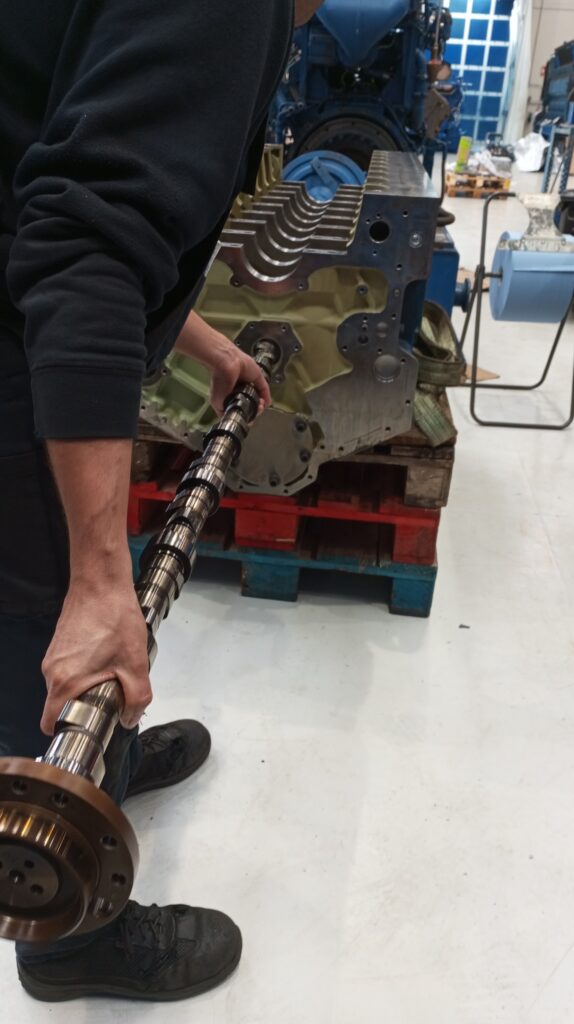 Técnico de RS Motor con el árbol de levas de un motor MWM TCG 2016 V16 tras su verificación