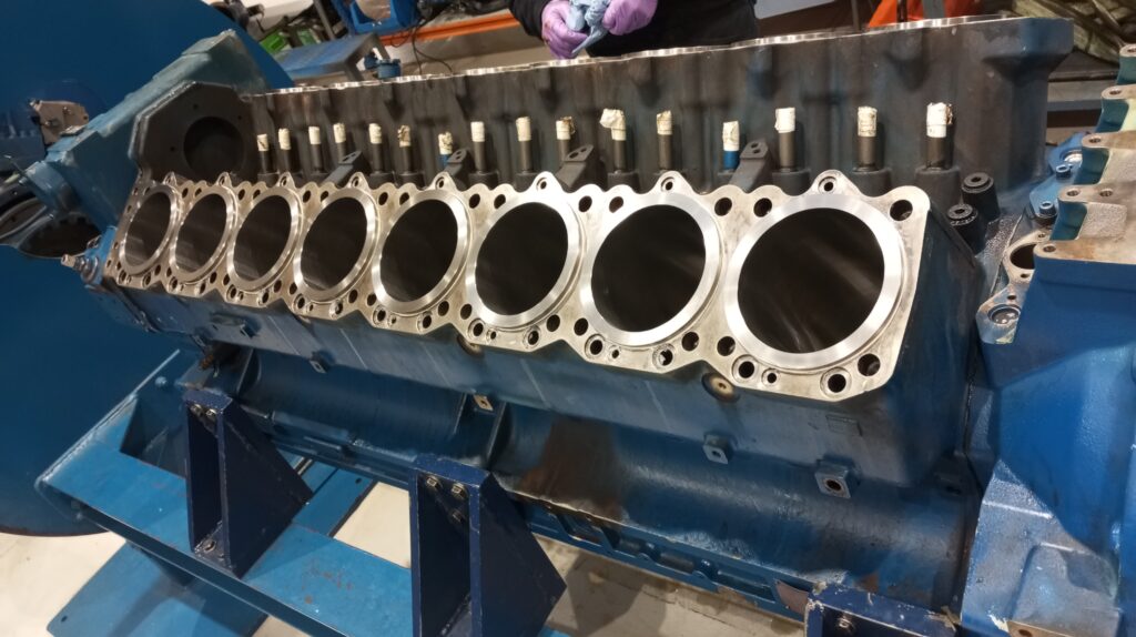 Bloque motor MWM TCG 2016 V16 con camisas nuevas montadas durante el overhaul E70