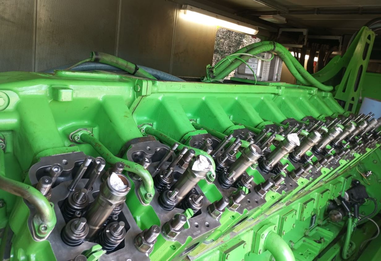 Tren de válvulas y balancines de una culata Jenbacher durante el overhaul