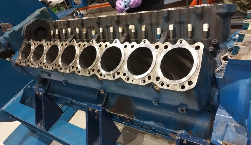 Motor de cogeneración MWM TCG 2016 V16 durante el overhaul en el taller de RS Motor