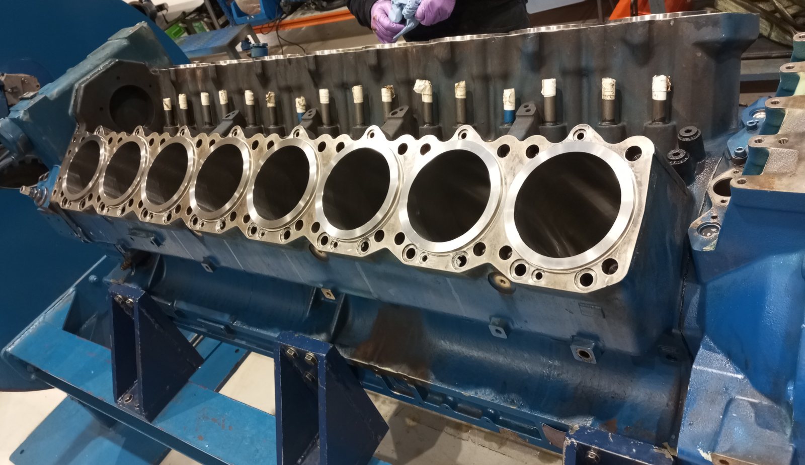 Motor de cogeneración MWM TCG 2016 V16 durante el overhaul en el taller de RS Motor